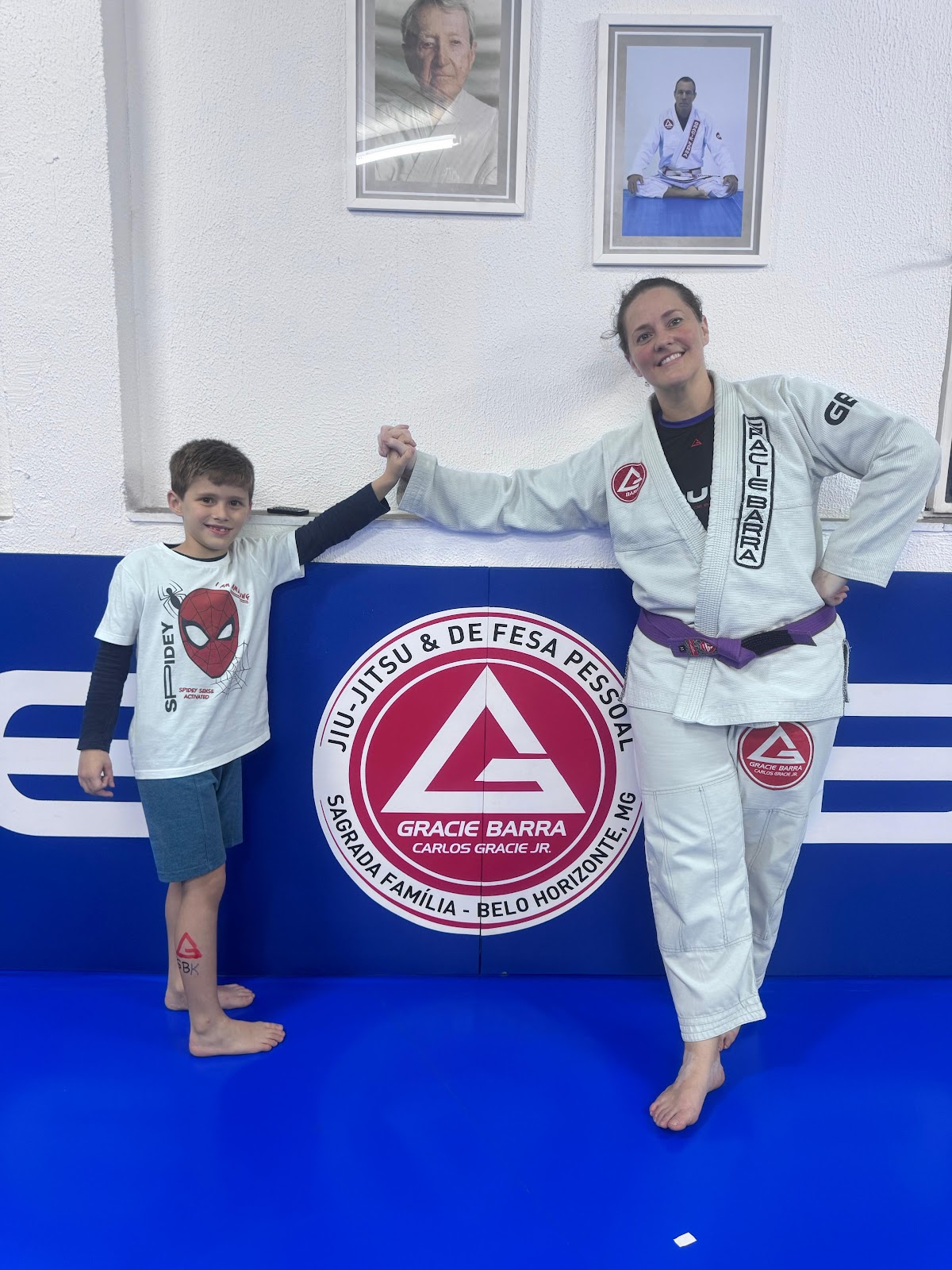 Aula Kids com crianca e instrutora